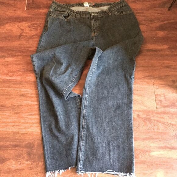 Venezia Jeans Co. Plus Sz Jeans with Raw Hems - Picture 2 of 14